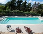 ferienvilla-marietta-pool-mit-sonnenliegen.jpg