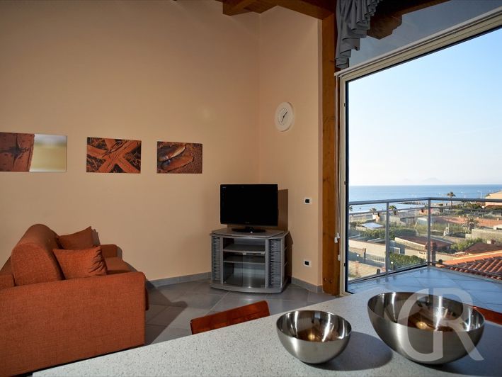 ferienwohnung-ambra-blick-auf-das-meer-vom-wohnbereich-aus.jpg