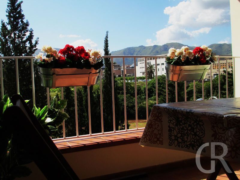 ferienwohnung-anita-balkon-mit-blick-auf-die-huegel-vor-palermo.jpg