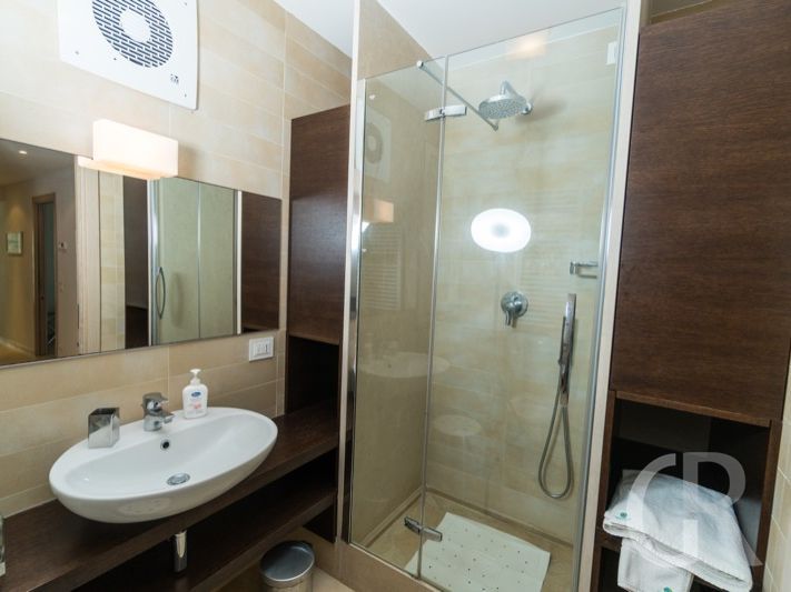 ferienwohnung-antonella-modernes-duschbad.JPG