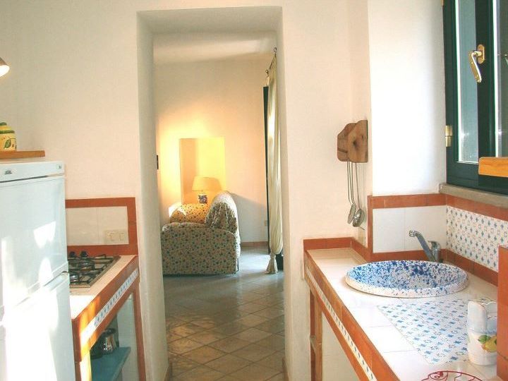 ferienwohnung-cafisi-durchgang-von-der-kueche-zum-wohnzimmer.jpg