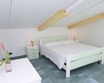 ferienwohnung-dedalo-weisses-doppelbett.jpg