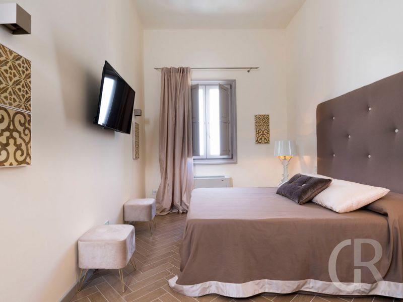 ferienwohnung-dimora-braunes-schlafzimmer.jpg