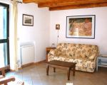 ferienwohnung-draco-wohnbereich-mit-sofa.jpg