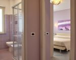 ferienwohnung-glicine-blick-ins-bad-und-schlafzimmer.jpg