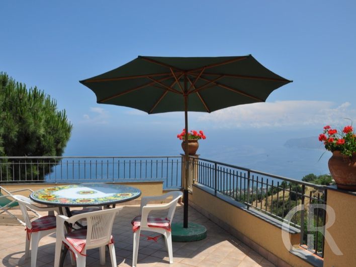 ferienwohnung-luana-dachterrasse-mit-blick-zum-meer.JPG