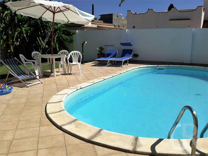 ferienwohnung-marinella-schwimmbad.jpg