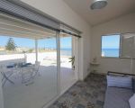 ferienwohnung-pitagora-blick-aus-dem-wohnbereich-auf-die-terrasse.jpg