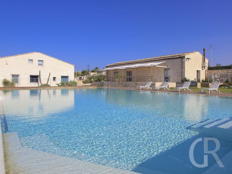 ferienwohnung-sud-pool-und-hauptgebaeude.jpg