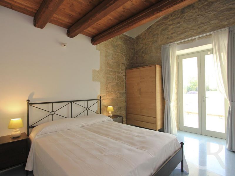 ferienwohnung-sud-schlafzimmer-mit-doppelbett.jpg