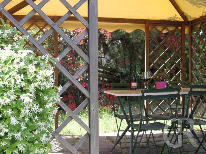 ferienwohnungen-im-agriturismo-einladender-sitzplatz-im-garten.JPG
