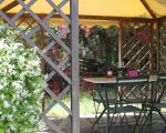 ferienwohnungen-im-agriturismo-einladender-sitzplatz-im-garten.JPG