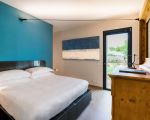 gelso-bianco-schlafzimmer-mit-blauer-wand.jpg