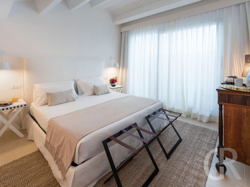 villa-acqua-marina-doppelbett-und-kommode.jpg
