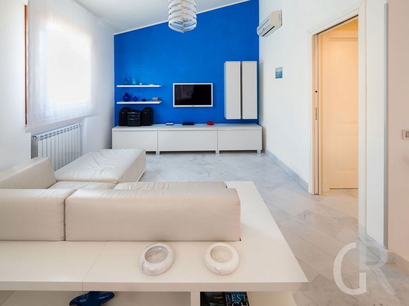 villa-afrodite-wohnzimmer-mit-sofa.jpg