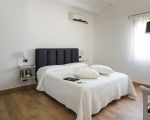 villa-agora-doppelbett-im-schlafzimmer.jpg