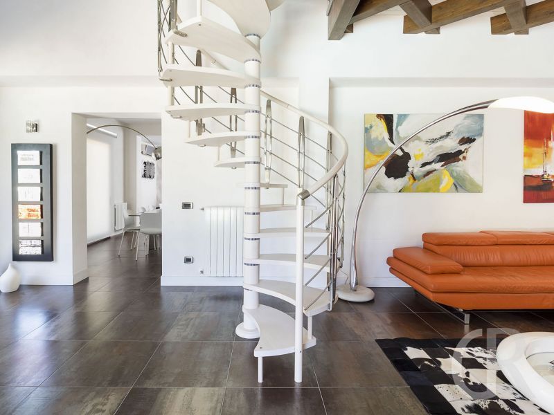 villa-agora-grosse-wendeltreppe.jpg