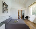 villa-agora-grosses-bett-im-schlafraum.jpg