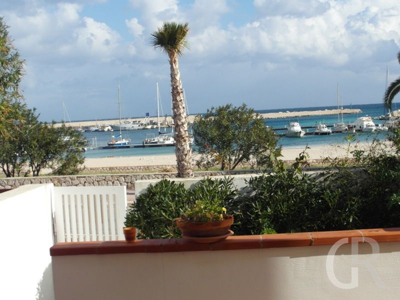 villa-al-mare-vodere-terrasse-mit-blick-auf-den-strand.JPG
