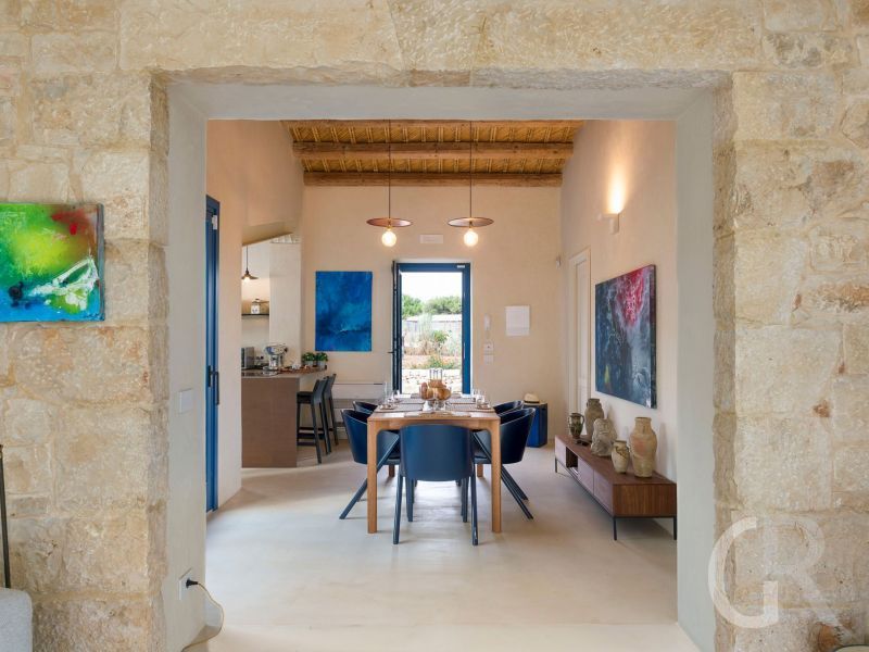 villa-al-nair-wohnbereich-mit-tisch.jpg