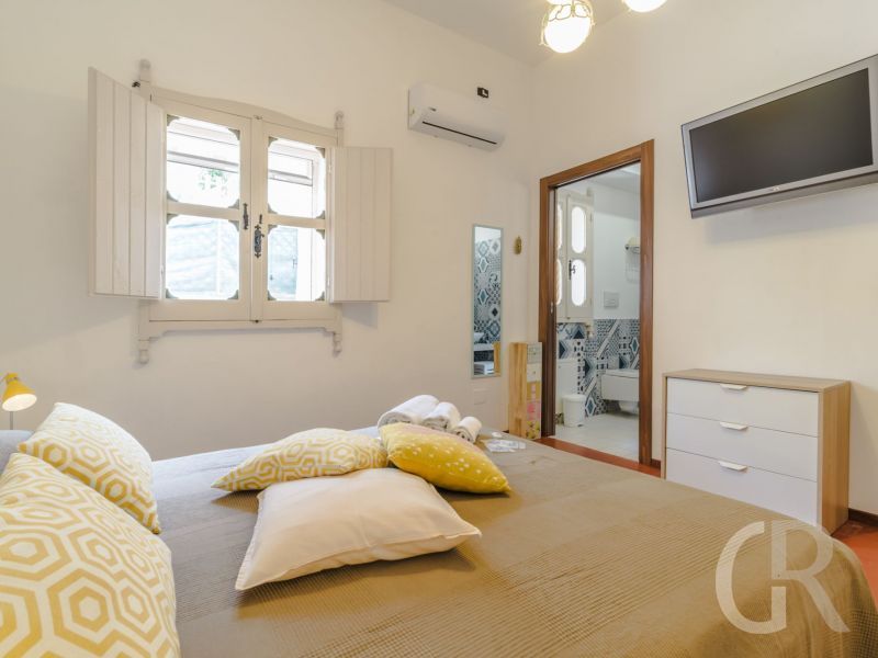 villa-amelia-schlafzimmer-mit-bett.jpg