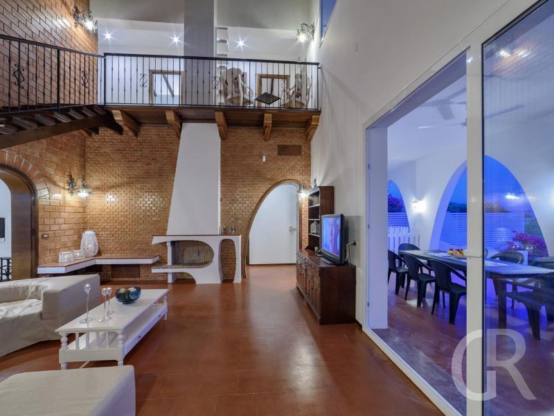 villa-amelia-wohnzimmer-mit-offener-galerie.jpg