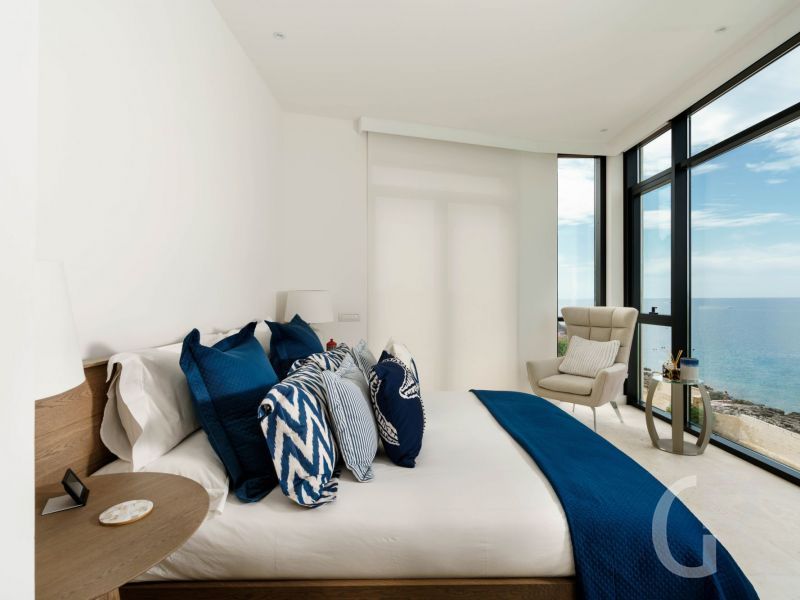 villa-angelina-blaues-schlafzimmer-mit-meerblick.jpg