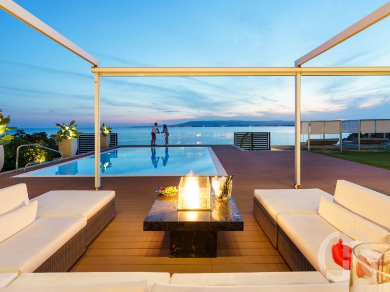 villa-angelina-pool-am-fruehen-abend.jpg