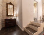 villa-angelina-schlafzimmer-einzelbetten-mit-stufen-zum-ensuite-bad.jpg