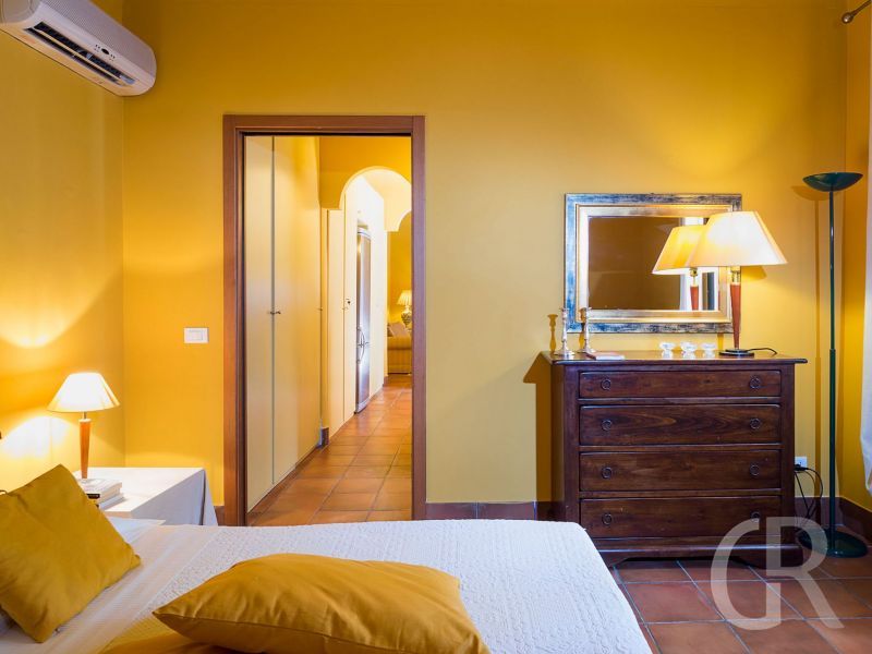 villa-arangea-grosses-bett.jpg