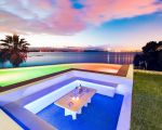 villa-artemare-bunt-beleuchteter-pool-am-abend.jpg