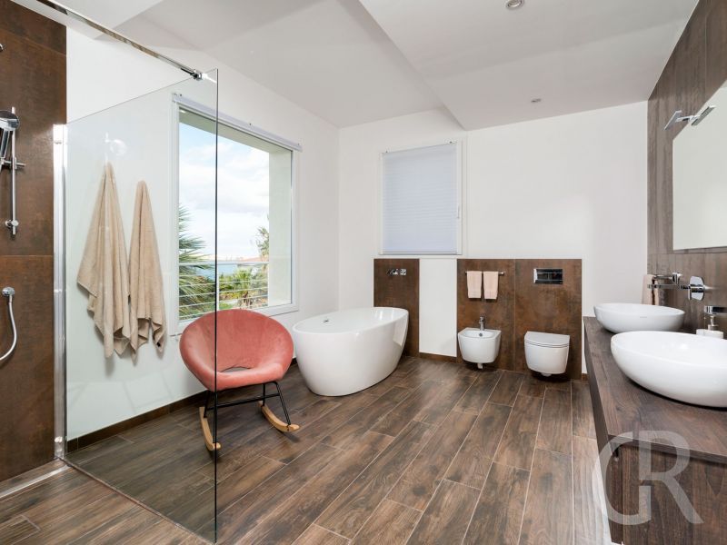 villa-artemare-geraeumiges-badezimmer.jpg