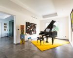 villa-artemare-piano-im-wohnbereich.jpg