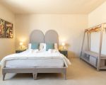 villa-auliva-doppelbett-mit-schnrank.jpg