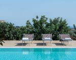 villa-auliva-sonnenliegen-am-pool.jpg