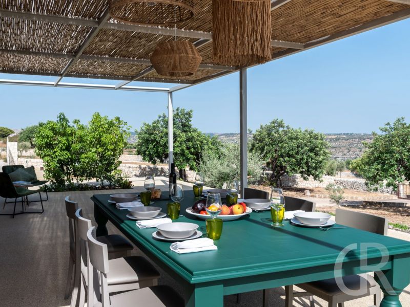 villa-auliva-terrasse-mit-esstisch.jpg