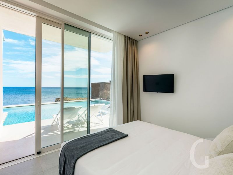villa-bedda-matri-grosses-bett-mit-tollem-blick.jpg