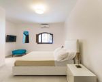 villa-blue-moon-schlafraum-mit-grossem-bett.jpg