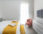 villa-bonita-gelb-weisses-bett.jpg