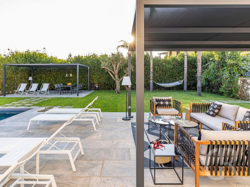 villa-bonita-pergola-und-sonnenliegen.jpg