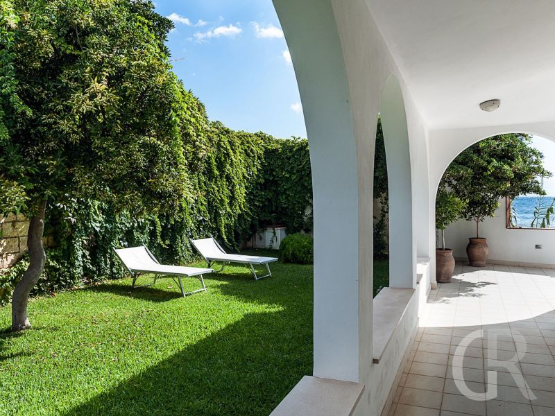 villa-brezza-marina-im-garten.jpg