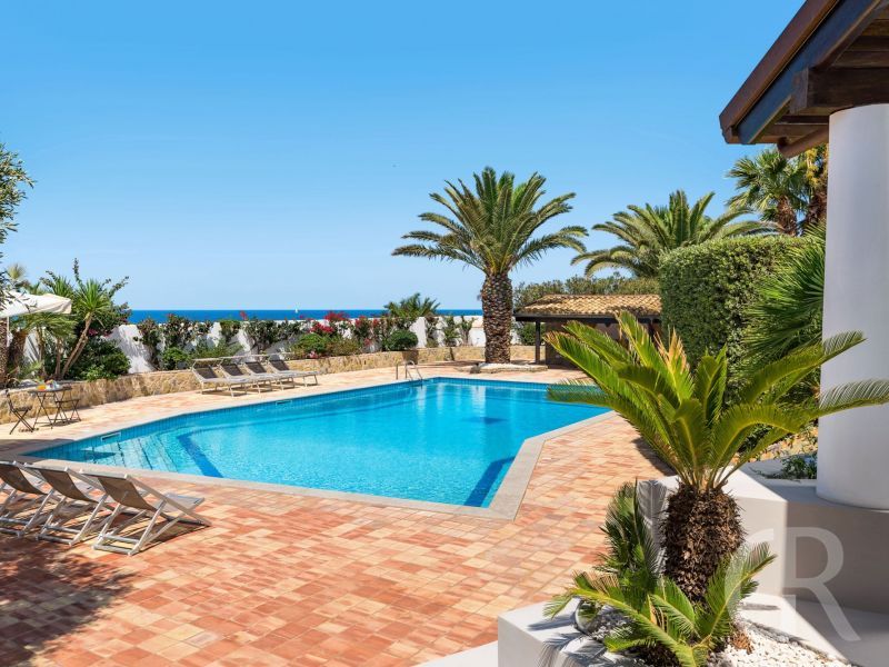 villa-cala-mancina-grosses-schwimmbad.jpg