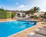 villa-cala-mancina-pool-mit-sonnenliegen.jpg
