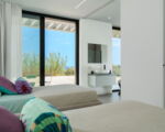 villa-calypso-blick-schlafzimmer-4-auf-ensuite-bad.jpg