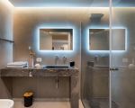 villa-castalia-badezimmer-mit-spiegel.jpg