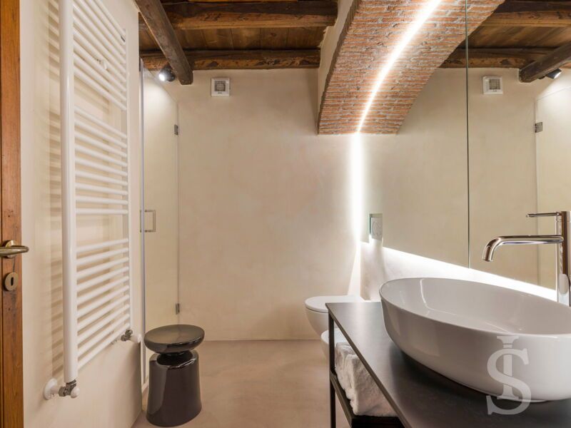 villa-continella-badezimmer-seitliche-aufnahme.jpg