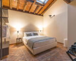 villa-continella-schlafzimmer-mit-doppelbett-und-dachfenster.jpg