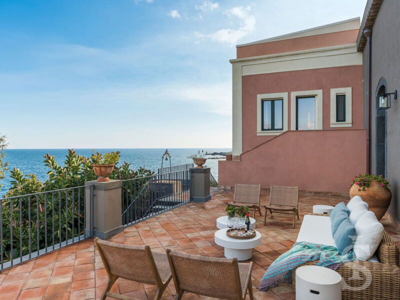 villa-continella-terrasse-mit-blick-zum-meer.jpg
