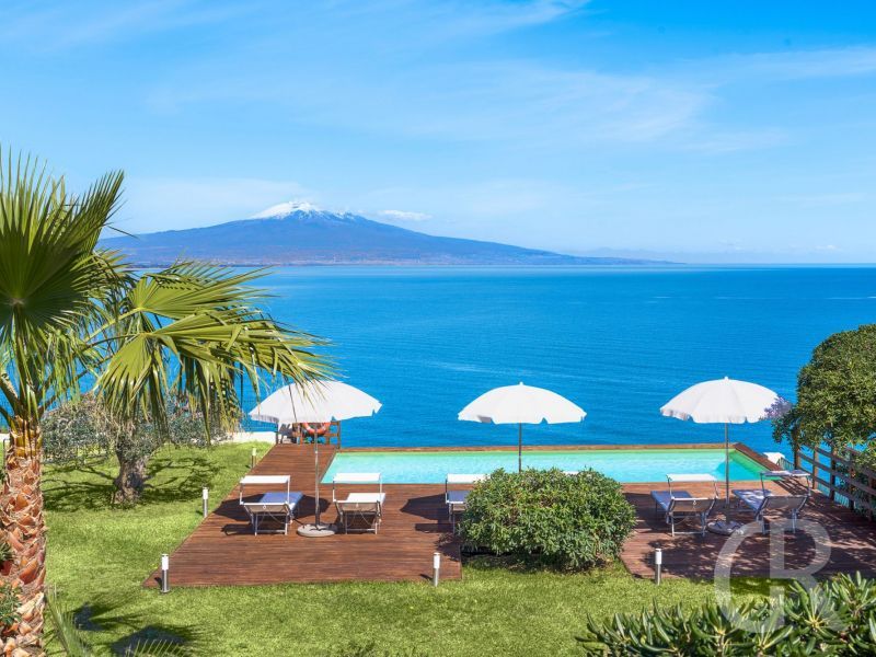 villa-coralia-pool-am-meer.jpg
