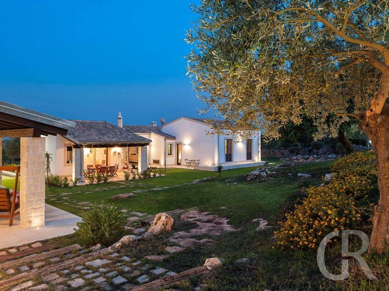 villa-corte-moscata-blick-auf-garten-und-haus.jpg